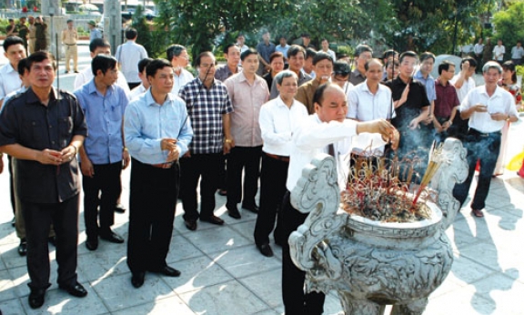 Lãnh đạo Đảng, Nhà nước và tỉnh dâng hương tưởng niệm Tổng Bí thư Nguyễn Văn Cừ