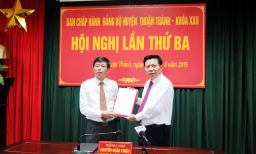 Trao quyết định bổ nhiệm chức vụ Bí thư Huyện ủy Thuận Thành