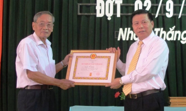 Bí thư Tỉnh ủy Nguyễn Nhân Chiến dự Lễ trao Huy hiệu Đảng tại Gia Bình