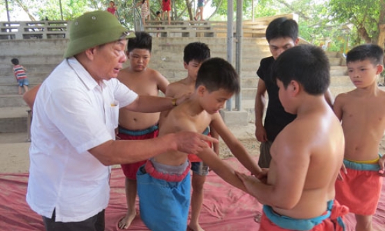 Sới vật dân tộc phường Ðồng Kỵ