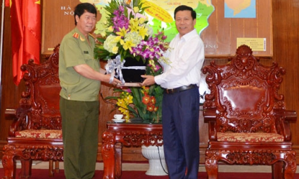 Lãnh đạo Bộ Công an chúc mừng thành công Đại hội Đảng bộ tỉnh