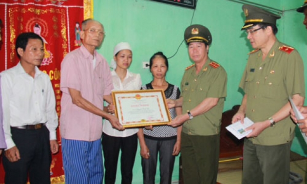 Truy tặng Bằng khen cho Công an viên hy sinh khi làm nhiệm vụ