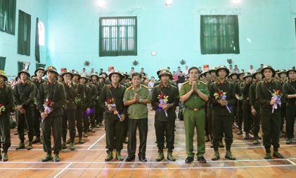 Giao nhận 129 công dân phục vụ có thời hạn trong Công an nhân dân