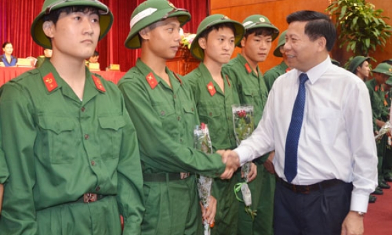 Lễ giao, nhận quân trang trọng, đúng luật, đủ chỉ tiêu