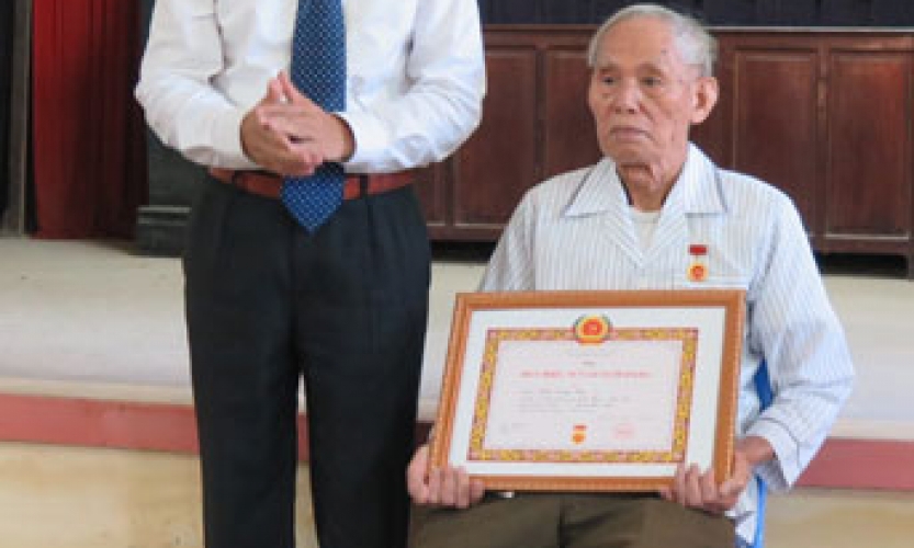 Lãnh đạo tỉnh dự Lễ trao tặng Huy hiệu Đảng  tại các địa phương