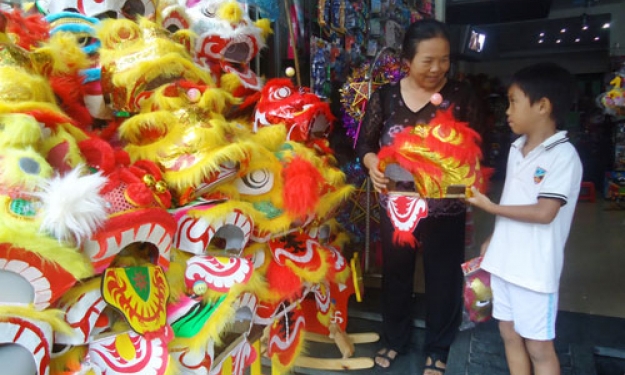 Dòng bánh Trung thu bình dân và đồ chơi truyền thống Việt được ưa chuộng