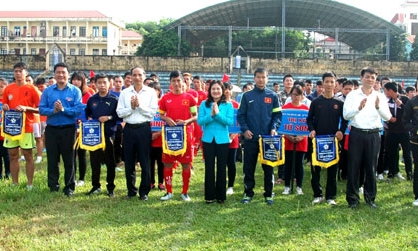 Hơn 200 vận động viên tham dự giải bóng đá “Thanh niên Bắc Ninh-Cúp Truyền hình” năm 2015
