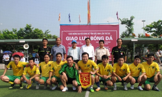 Giao lưu bóng đá chào mừng thành công Đại hội Đảng bộ tỉnh