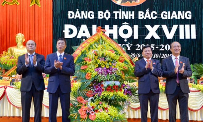 Thường trực Tỉnh ủy Bắc Ninh tặng hoa chúc mừng Đại hội Đảng bộ tỉnh Bắc Giang lần thứ XVIII