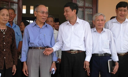 Đồng chí Nguyễn Hữu Quất, Phó Bí thư Thường trực Tỉnh ủy dự sinh hoạt tại Chi bộ thôn Ngô Nội, xã Trung Nghĩa