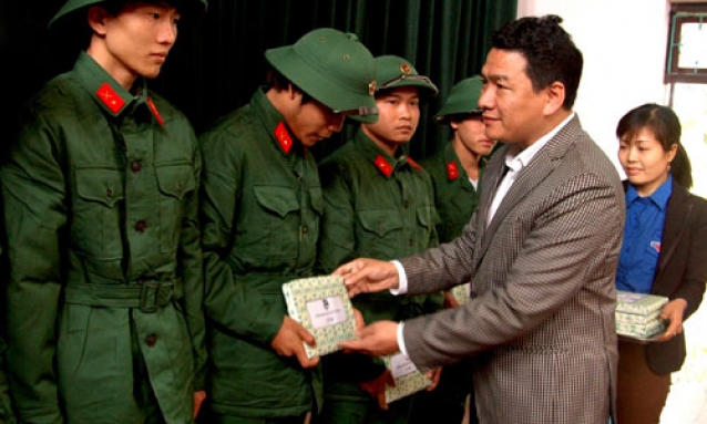 Gặp mặt, động viên thanh niên lên đường nhập ngũ