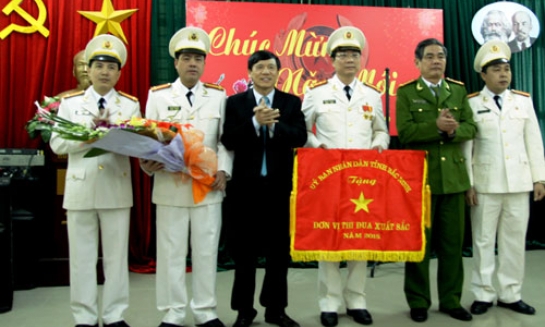Phòng Cảnh sát truy nã tội phạm (Công an tỉnh) đón nhận Cờ đơn vị thi đua xuất sắc của UBND tỉnh trao tặng