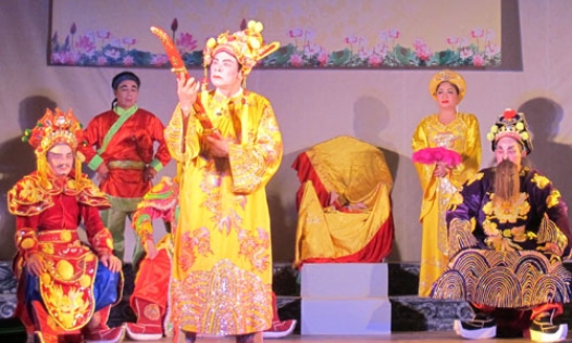 Ðất tuồng vọng mãi tiếng trống chầu