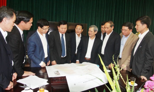 Đồng chí Nguyễn Nhân Chiến, Ủy viên T.Ư Đảng, Bí thư Tỉnh ủy, Chủ tịch HĐND tỉnh làm việc tại huyện Tiên Du