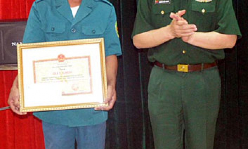 Khen thưởng lực lượng dân quân tìm thấy vũ khí của Quân đội