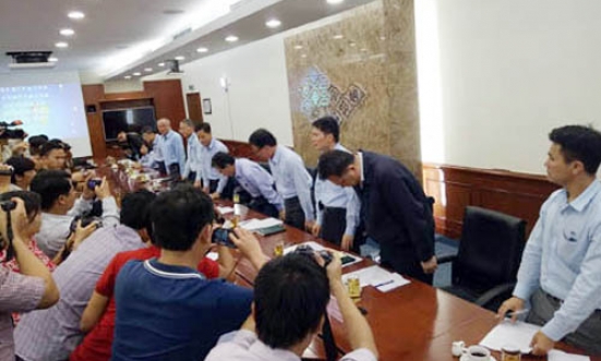 Lãnh đạo Formosa cúi đầu xin lỗi sau phát ngôn gây sốc về thảm trạng cá chết
