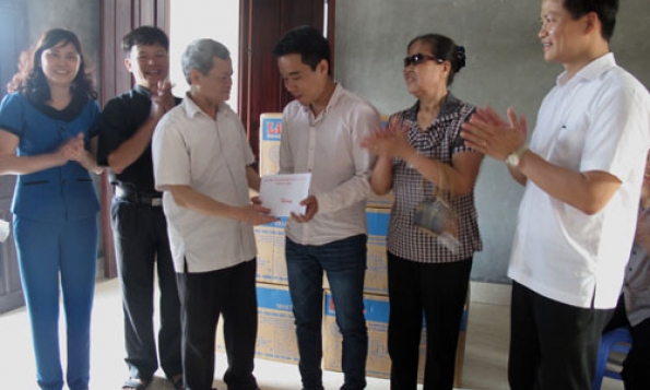 Chủ tịch UBND tỉnh Nguyễn Tử Quỳnh thăm, tặng quà cho người khuyết tật