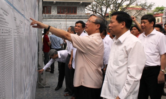 Đồng chí Trần Quốc Vượng, Ủy viên Bộ Chính trị, Bí thư Trung ương Đảng, Chủ nhiệm Ủy ban Kiểm tra Trung ương, Ủy viên Hội đồng Bầu cử Quốc gia kiểm tra công tác bầu cử tại Bắc Ninh