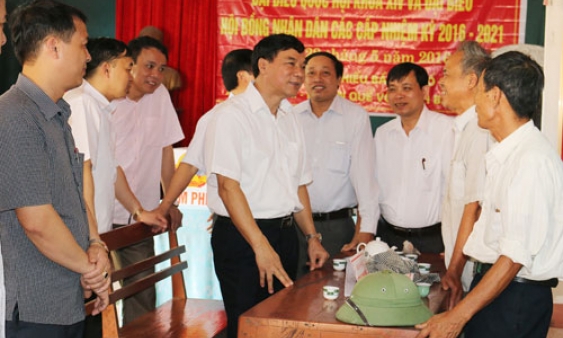 Phó Bí thư Thường trực Tỉnh ủy Nguyễn Hữu Quất kiểm tra công tác chuẩn bị bầu cử tại huyện Quế Võ