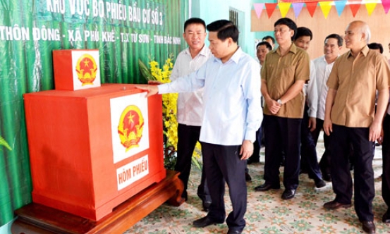 Bí thư Tỉnh ủy Nguyễn Nhân Chiến kiểm tra công tác chuẩn bị bầu cử tại thị xã Từ Sơn