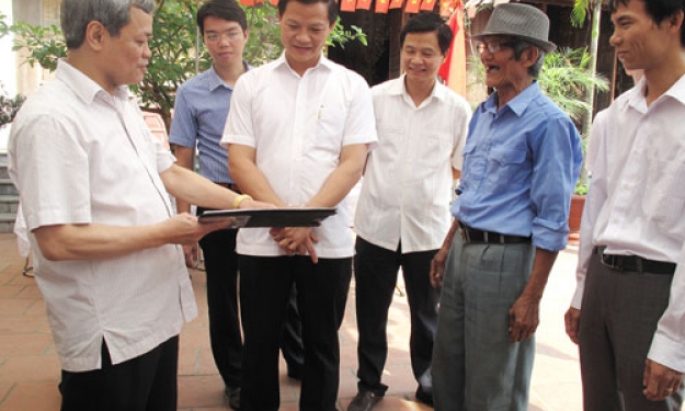 Chủ tịch UBND tỉnh Nguyễn Tử Quỳnh kiểm tra công tác bầu cử tại thành phố Bắc Ninh