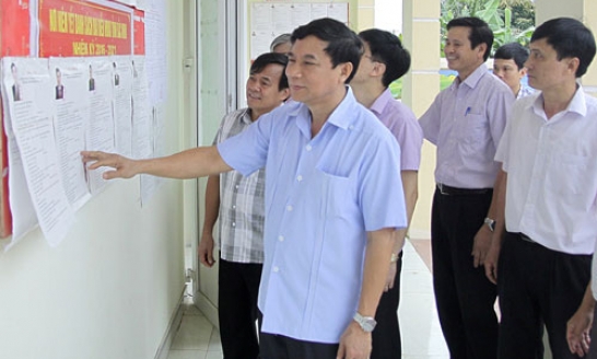 Phó Bí thư Thường trực Tỉnh ủy Nguyễn Hữu Quất kiểm tra công tác chuẩn bị bầu cử tại huyện Yên Phong