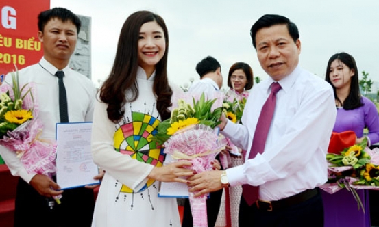 Kết nạp 19 đảng viên mới và tuyên dương 126 cán bộ, người lao động tiên tiến làm theo lời Bác