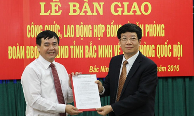 Bàn giao công chức, lao động hợp đồng từ Văn phòng Đoàn ĐBQH và HĐND tỉnh về Văn phòng Quốc hội