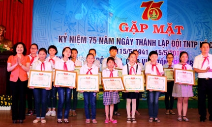 Gặp mặt kỷ niệm 75 năm ngày thành lập Đội và tuyên dương đội viên, Tổng phụ trách Đội tiêu biểu