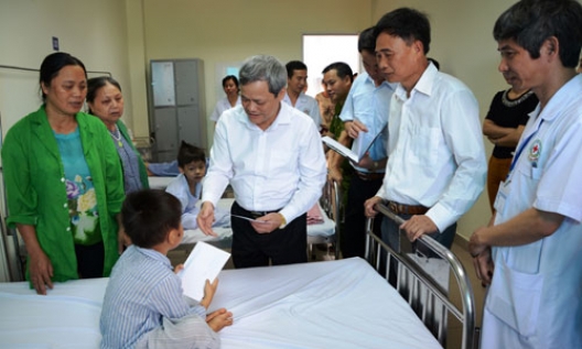 Chủ tịch UBND tỉnh Nguyễn Tử Quỳnh thăm, động viên nạn nhân vụ tai nạn giao thông đặc biệt nghiêm trọng tại thành phố Bắc Ninh