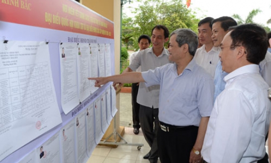 Chủ tịch UBND tỉnh Nguyễn Tử Quỳnh kiểm tra công tác chuẩn bị bầu cử tại thành phố Bắc Ninh và thị xã Từ Sơn