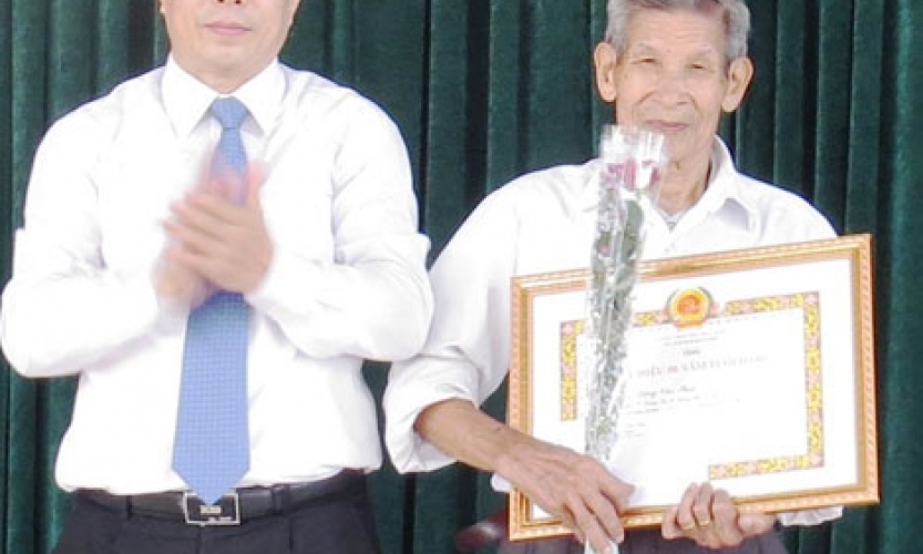 Trao Huy hiệu Đảng cho 5 đảng viên Đảng bộ xã Trừng Xá 
