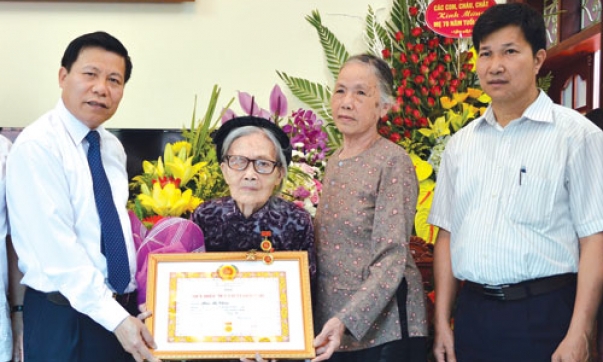 Lãnh đạo tỉnh dự lễ trao tặng Huy hiệu Đảng tại các đơn vị, địa phương 