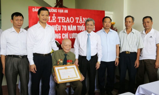 Chủ tịch UBND tỉnh Nguyễn Tử Quỳnh trao Huy hiệu 70 năm tuổi Đảng cho đảng viên