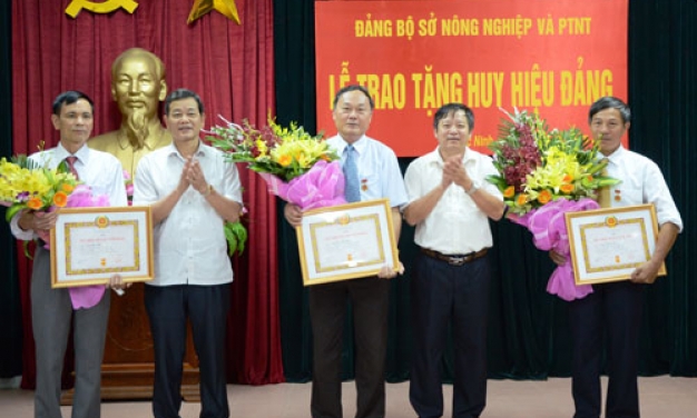Trao Huy hiệu 30 năm tuổi Đảng tại Đảng bộ Sở Nông nghiệp & PTNT 