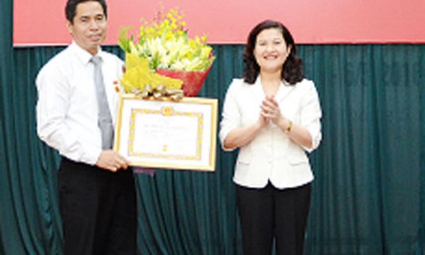 Đảng bộ NHNN tỉnh tổ chức Lễ trao tặng Huy hiệu Đảng 