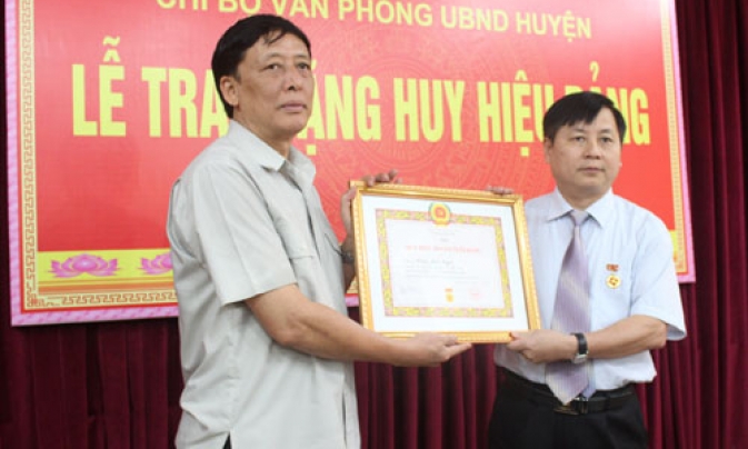 Trao Huy hiệu Đảng cho đảng viên Chi bộ Văn phòng UBND huyện Quế Võ