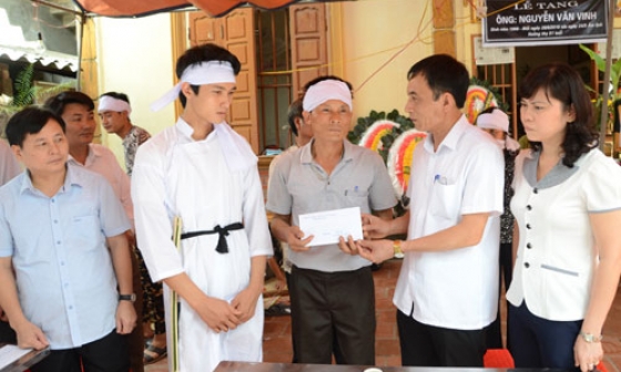 Lãnh đạo tỉnh thăm hỏi, động viên gia đình nạn nhân tử vong do sét đánh 