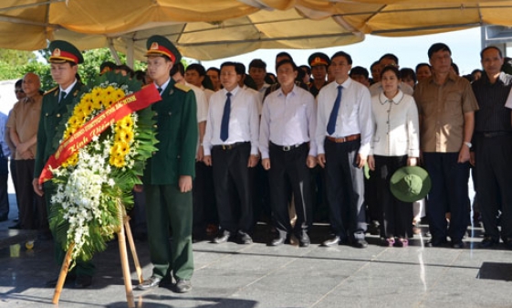 Đoàn cán bộ lãnh đạo chủ chốt tỉnh Bắc Ninh viếng các Anh hùng Liệt sĩ tại tỉnh Quảng Trị