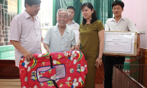 Công ty Cổ phần Tiến bộ quốc tế AIC tặng quà Trung tâm Nuôi dưỡng người có công và bảo trợ xã hội tỉnh