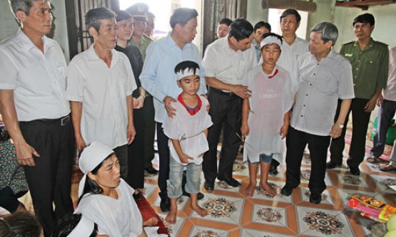 Lãnh đạo tỉnh thăm, động viên các gia đình có người thân tử vong do điện giật tại thôn Đông Xuyên