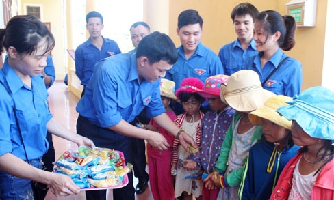 Dâng hương tại Nghĩa trang Liệt sỹ Quốc gia Trường Sơn, Thành cổ Quảng Trị và thăm, tặng quà ngư dân xã Gio Hải