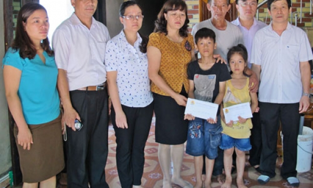 Thăm hỏi, động viên gia đình và nạn nhân vụ tai nạn lao động nghiêm trọng tại KCN Quế Võ II