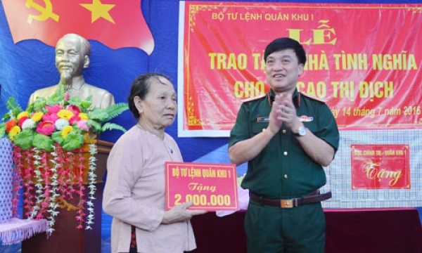 Bộ Tư lệnh Quân khu 1 trao tặng 2 nhà tình nghĩa