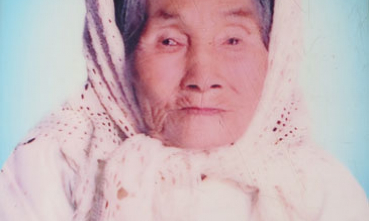 Mẹ đợi ở cổng làng