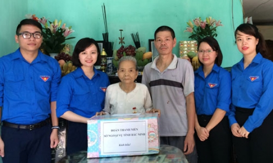 Đoàn Thanh niên Sở Ngoại vụ thăm hỏi, tặng quà Mẹ Việt Nam Anh hùng