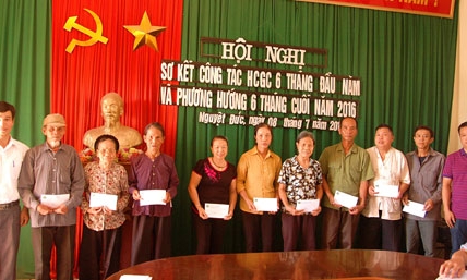 Tặng 15 suất quà cho đối tượng chính sách xã Nguyệt Đức