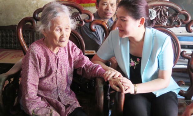 Các đồng chí lãnh đạo tỉnh thăm, tặng quà đối tượng chính sách nhân Ngày Thương binh, Liệt sỹ ( 27-7)