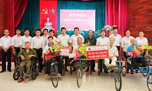 Đảng ủy Khối Doanh nghiệp tỉnh - Agribank: Thăm, tặng 70 triệu đồng cho Trung tâm Điều dưỡng Thương binh Thuận Thành