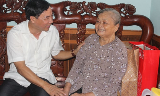 Các đồng chí lãnh đạo tỉnh và các ngành, đơn vị thăm, tặng quà nhân ngày Thương binh, Liệt sĩ (27-7)